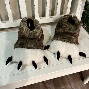 Bigfoot Slippers, unisex fits men 8-9 or women 10-11.